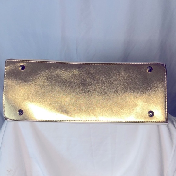 Cream and gold large canvas tote. Non brand. Gold chain & faux leather straps. - Picture 9 of 11